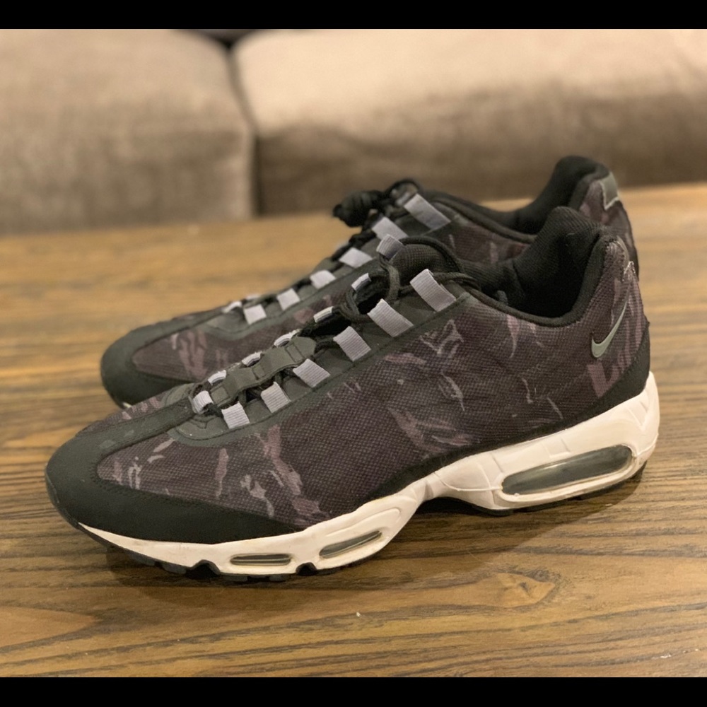NIKE AIR MAX